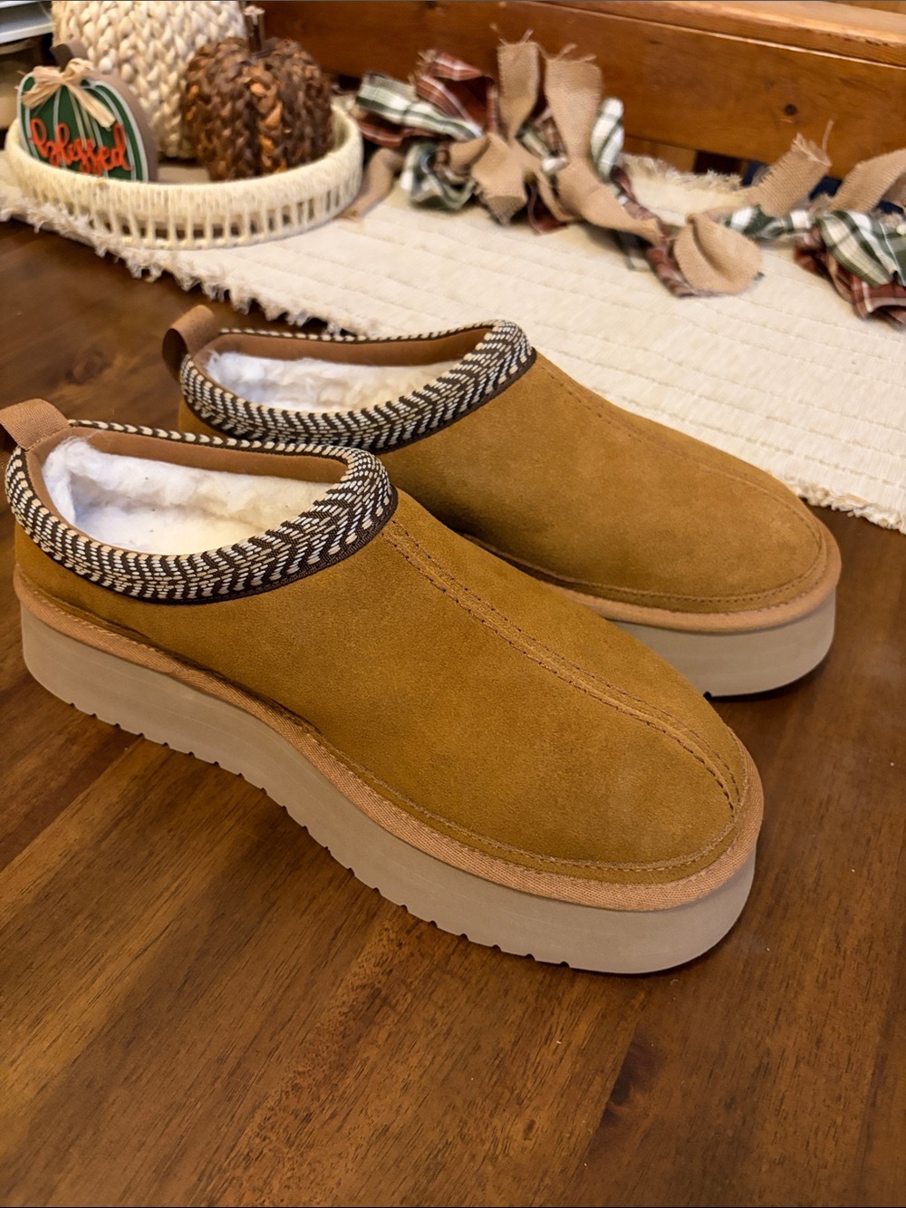 Koolaburra by Ugg Size 11 Fur Lined Suede Clogs